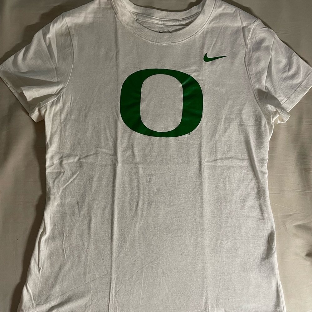 Nike Women’s White Oregon Ducks Tee with Green O Logo